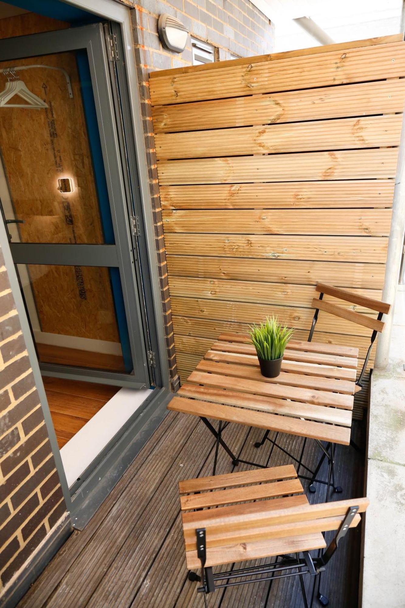 Privatunterkunft New Luxury In The Heart Of Next To Shops, Cafes, Bars & Metro With Shared Bathrooms London