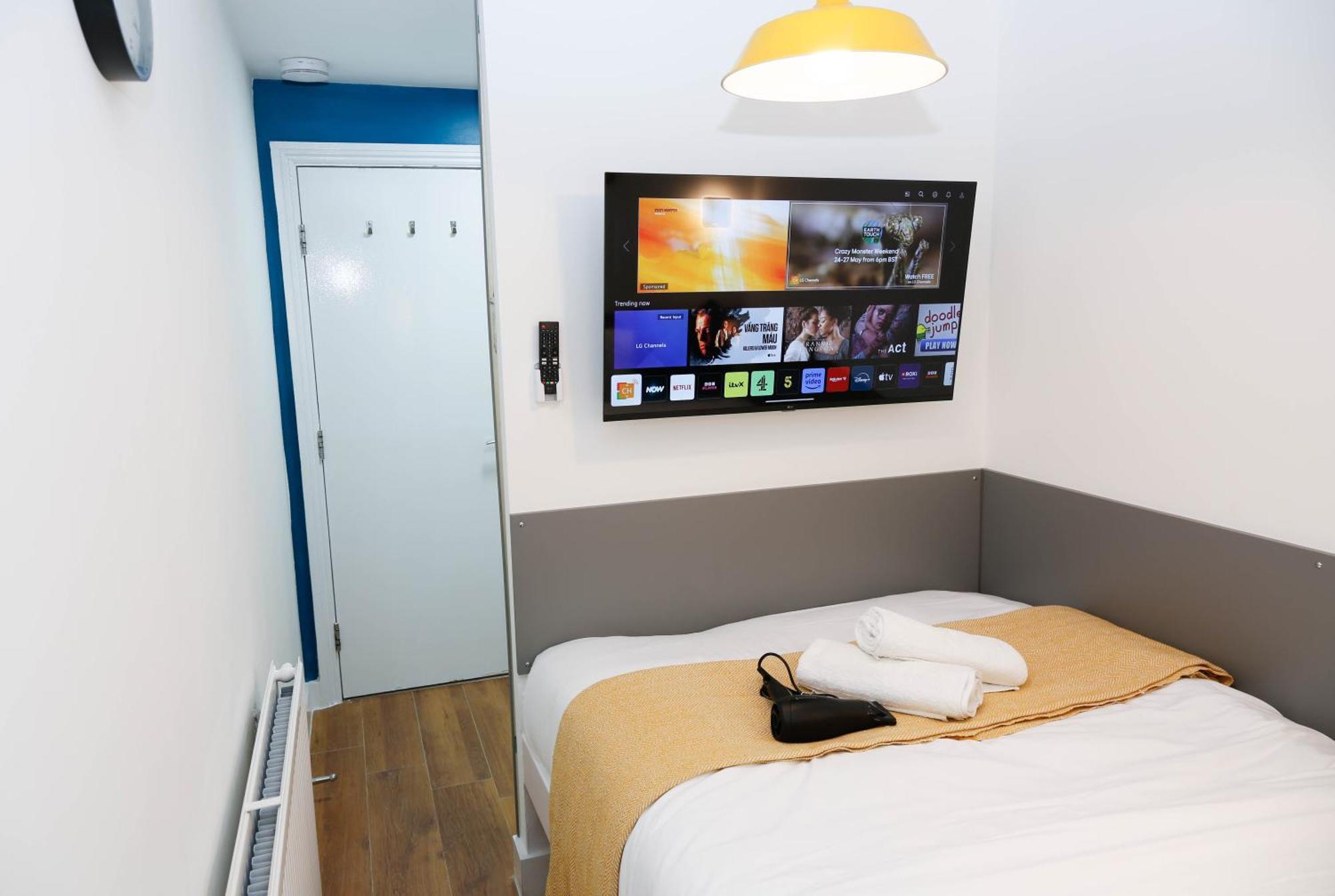 New Luxury In The Heart Of Next To Shops, Cafes, Bars & Metro With Shared Bathrooms Privatunterkunft London