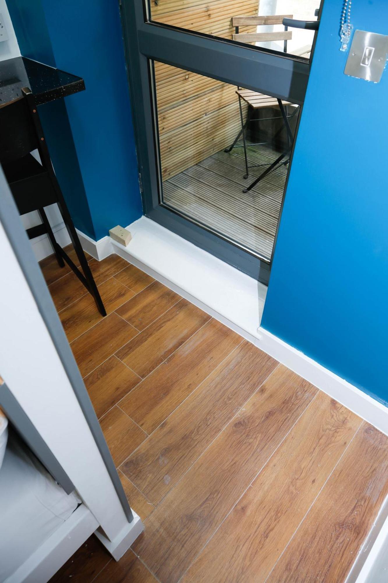 Privatunterkunft New Luxury In The Heart Of Next To Shops, Cafes, Bars & Metro With Shared Bathrooms *