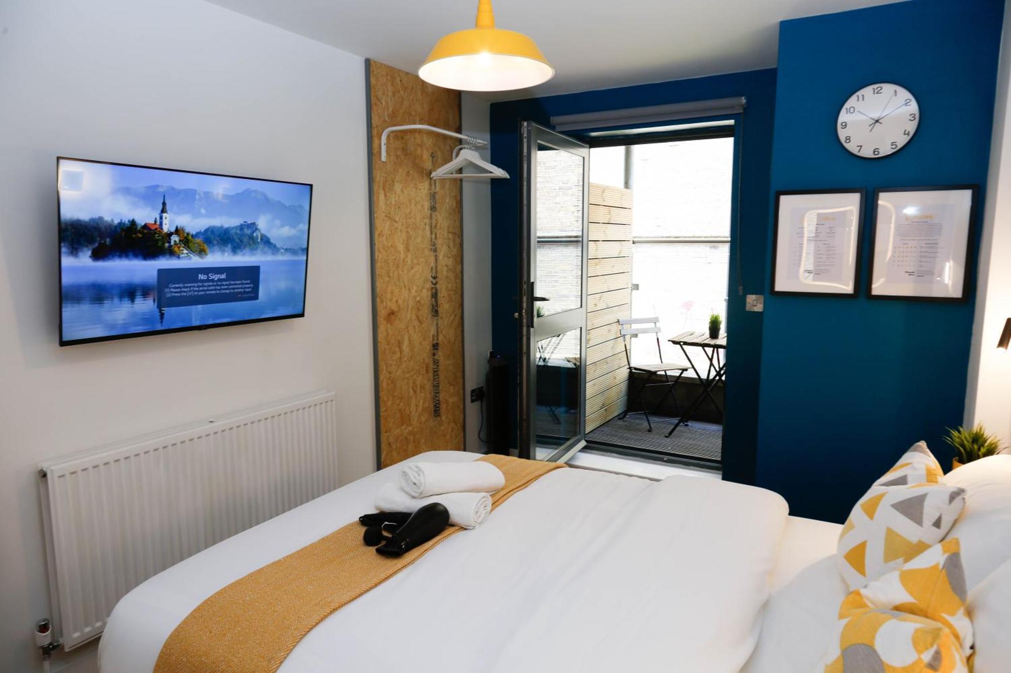 Privatunterkunft New Luxury In The Heart Of Next To Shops, Cafes, Bars & Metro With Shared Bathrooms London