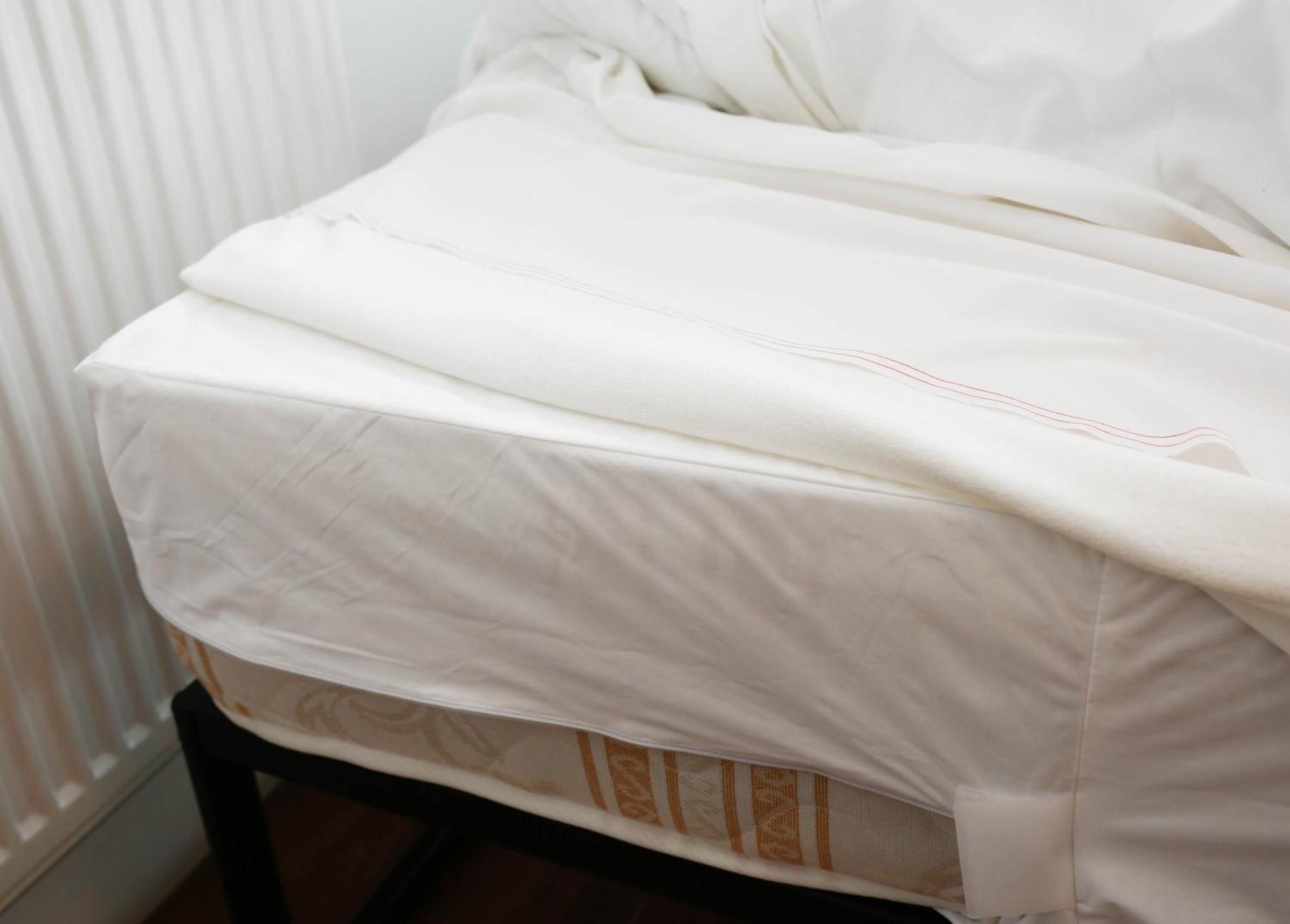 New Luxury In The Heart Of Next To Shops, Cafes, Bars & Metro With Shared Bathrooms * London