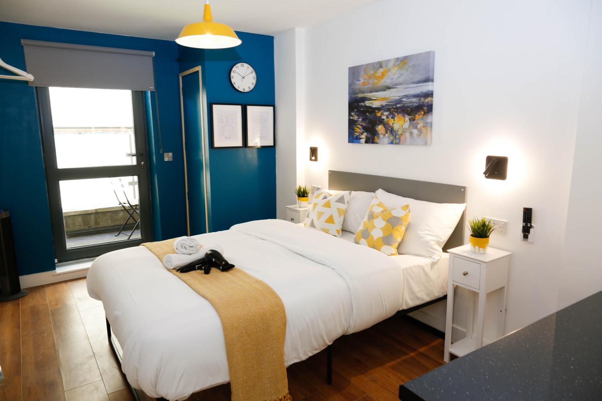 Privatunterkunft New Luxury In The Heart Of Next To Shops, Cafes, Bars & Metro With Shared Bathrooms