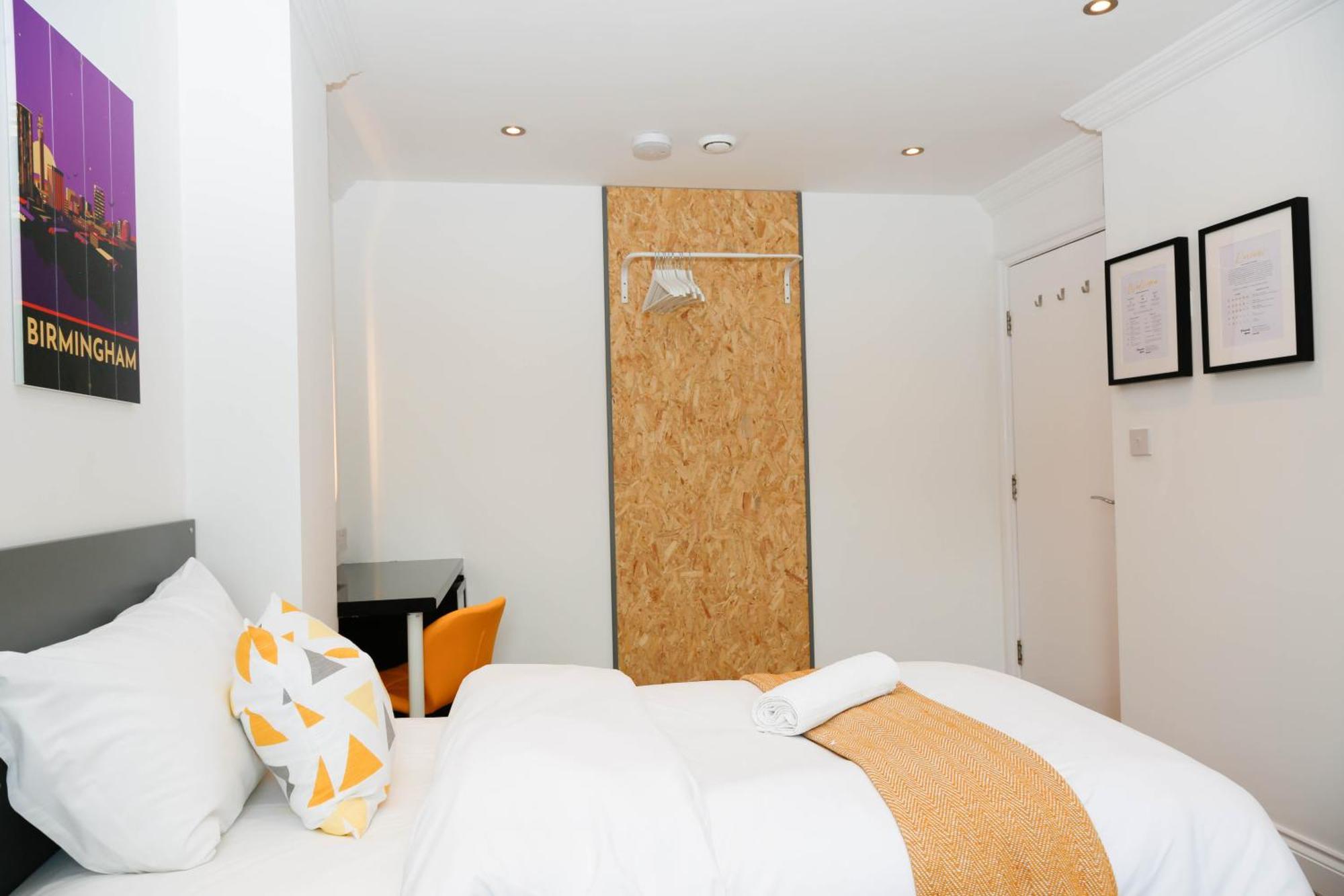 New Luxury In The Heart Of Next To Shops, Cafes, Bars & Metro With Shared Bathrooms * London
