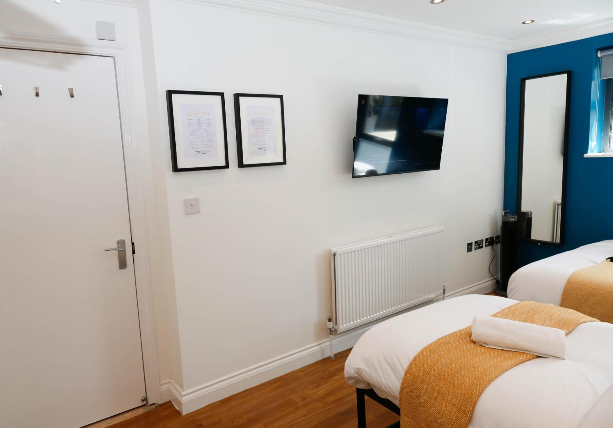 New Luxury In The Heart Of Next To Shops, Cafes, Bars & Metro With Shared Bathrooms Privatunterkunft