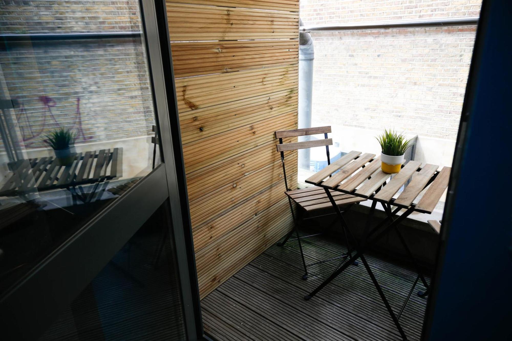 Privatunterkunft New Luxury In The Heart Of Next To Shops, Cafes, Bars & Metro With Shared Bathrooms
