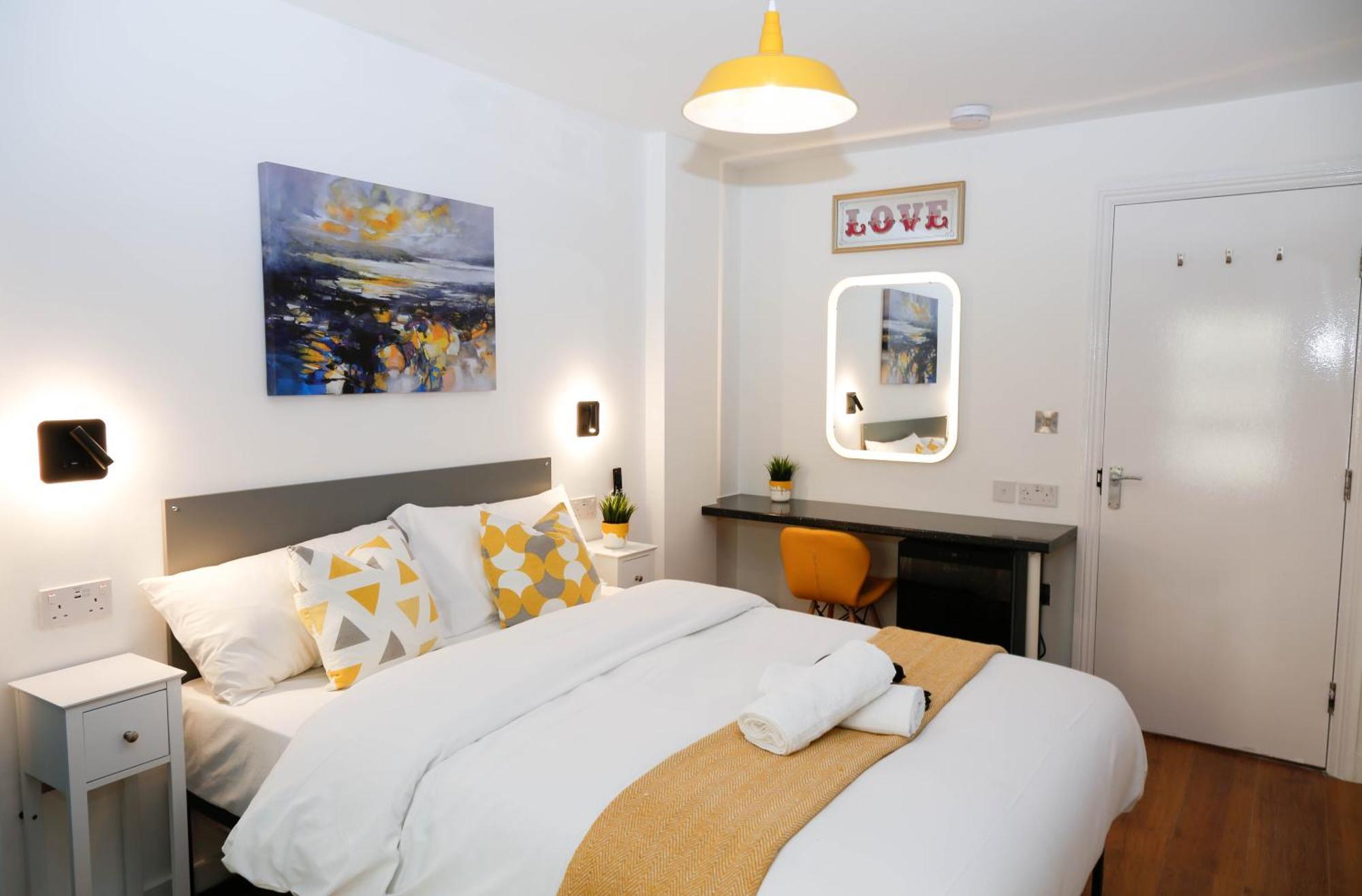 New Luxury In The Heart Of Next To Shops, Cafes, Bars & Metro With Shared Bathrooms *