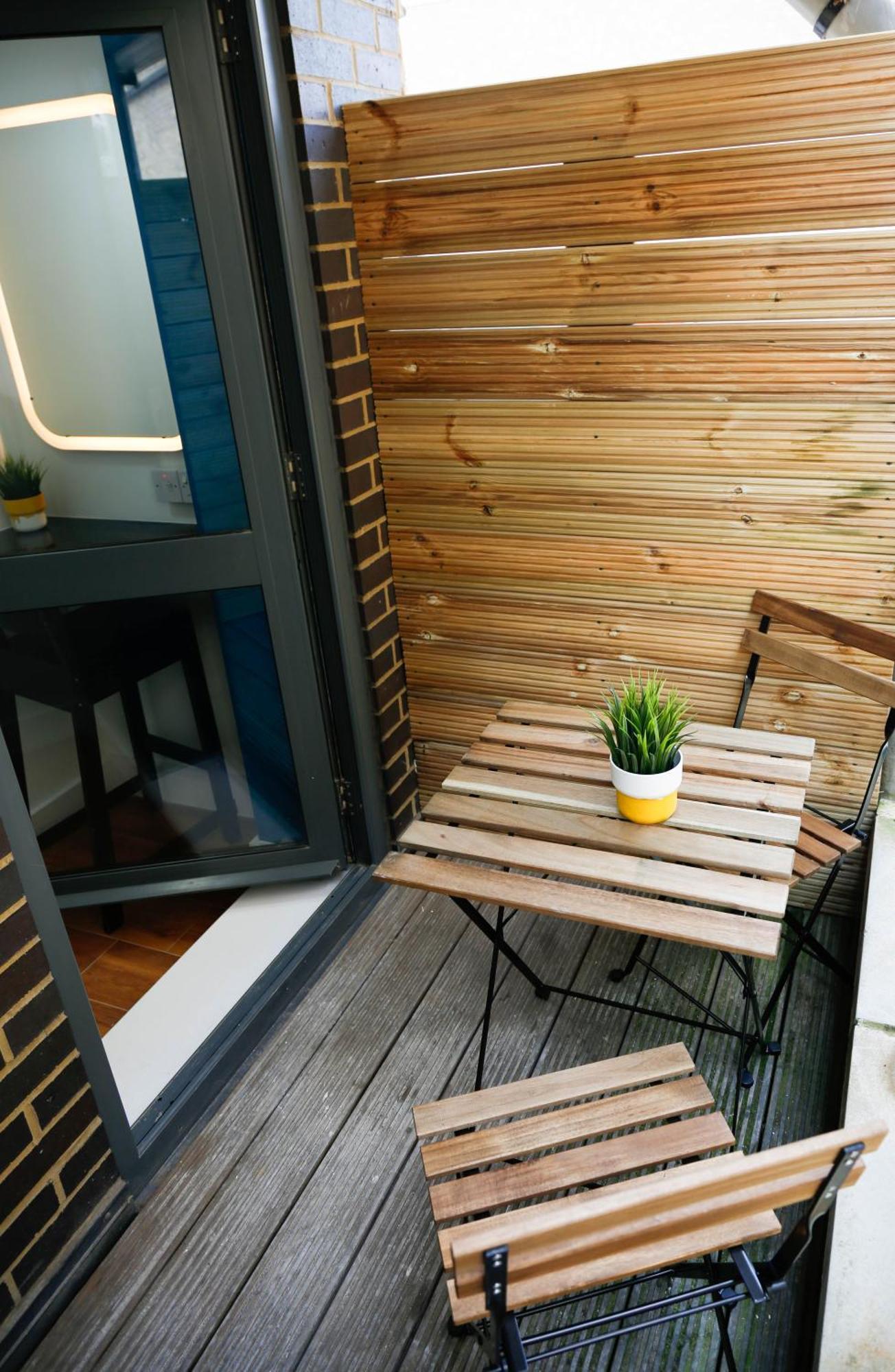 New Luxury In The Heart Of Next To Shops, Cafes, Bars & Metro With Shared Bathrooms Privatunterkunft *