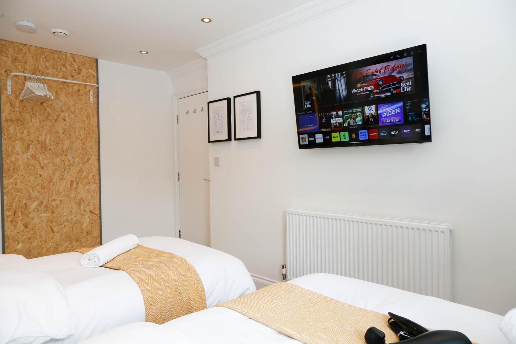 New Luxury In The Heart Of Next To Shops, Cafes, Bars & Metro With Shared Bathrooms *
