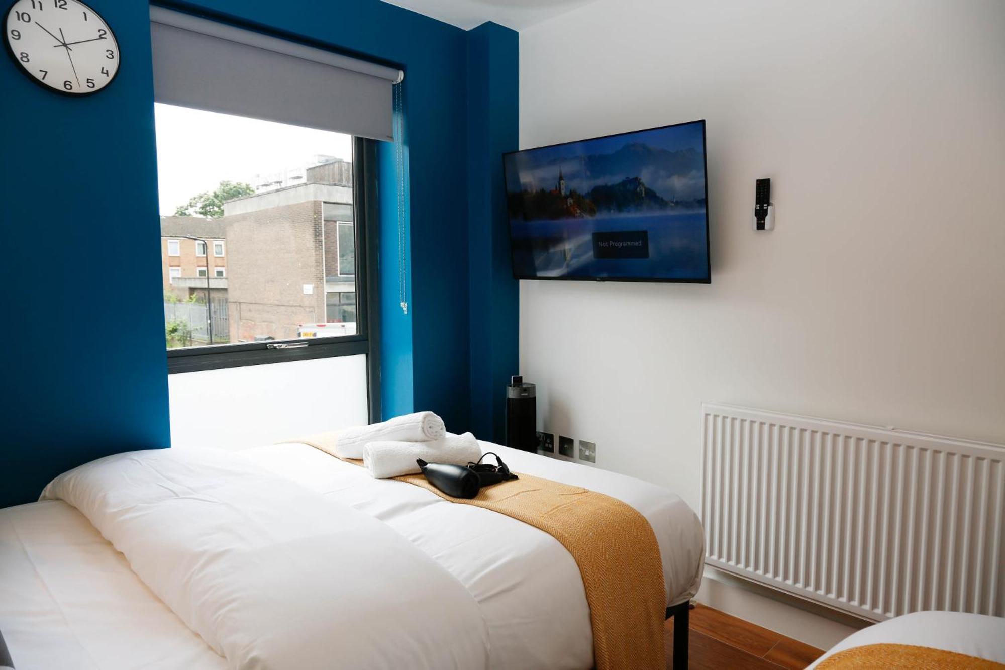 Privatunterkunft New Luxury In The Heart Of Next To Shops, Cafes, Bars & Metro With Shared Bathrooms London