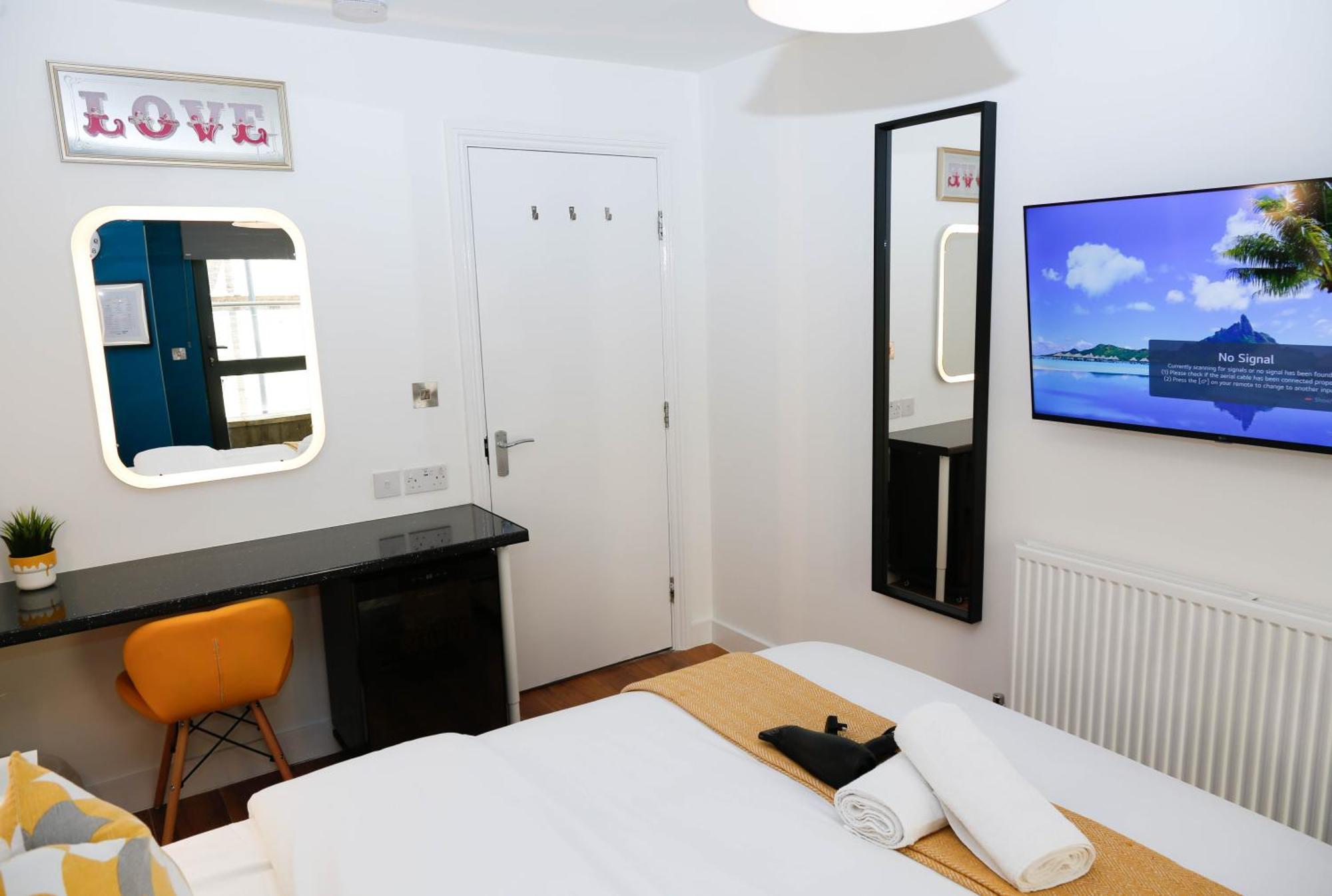 New Luxury In The Heart Of Next To Shops, Cafes, Bars & Metro With Shared Bathrooms London