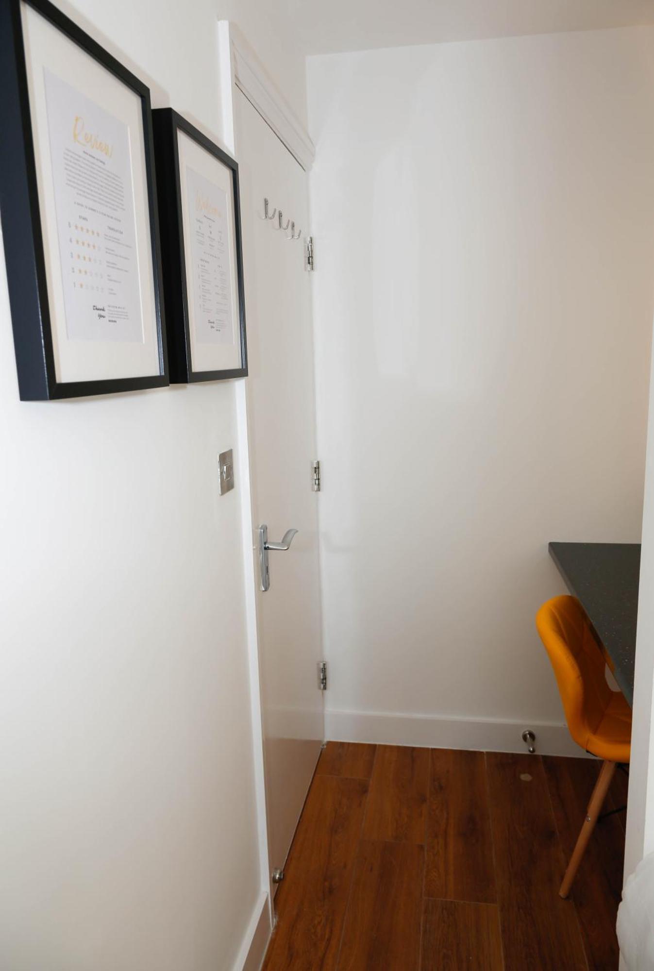 New Luxury In The Heart Of Next To Shops, Cafes, Bars & Metro With Shared Bathrooms Privatunterkunft