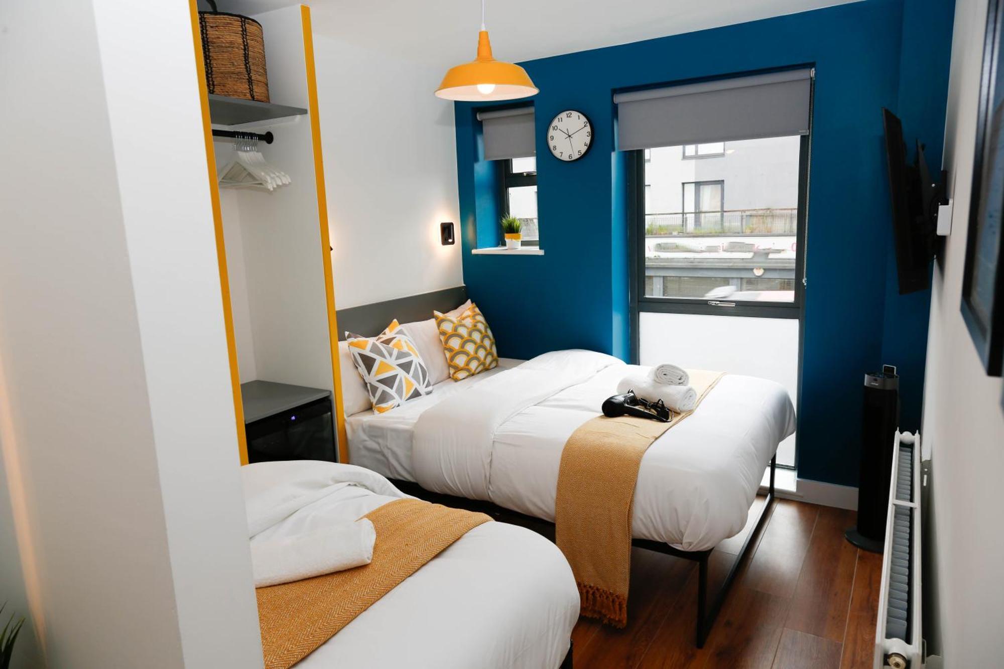 New Luxury In The Heart Of Next To Shops, Cafes, Bars & Metro With Shared Bathrooms *