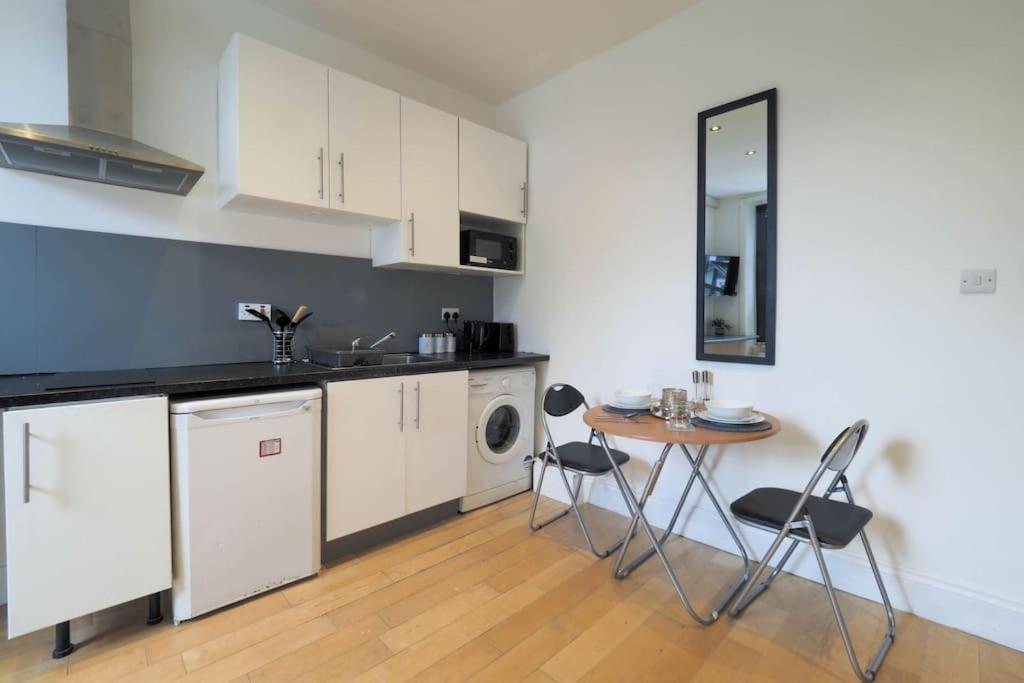 S2 Full With Own Kitchen In Centre Of Kilburn Lejlighed London
