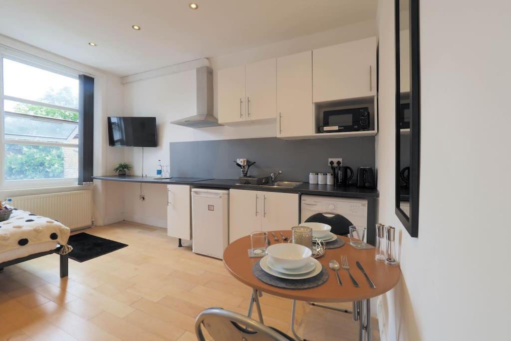S2 Full With Own Kitchen In Centre Of Kilburn Lejlighed