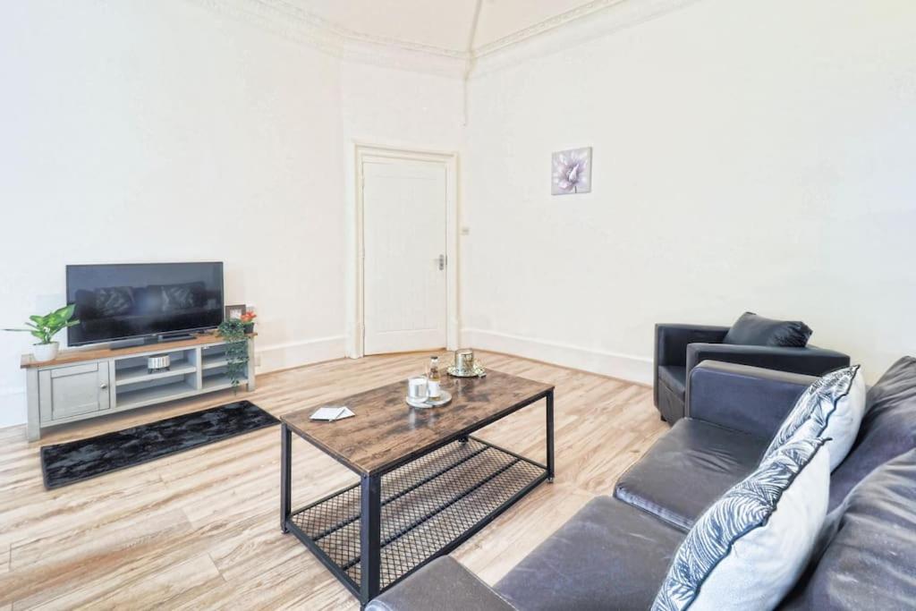 2 Bed Flat In Heart Of Kilburn With Full Kitchen Lägenhet *