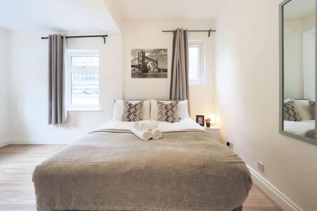 2 Bed Flat In Heart Of Kilburn With Full Kitchen Lägenhet London