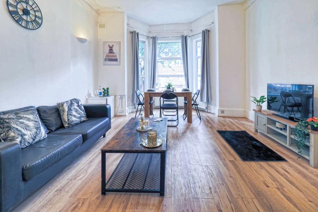 Lägenhet 2 Bed Flat In Heart Of Kilburn With Full Kitchen