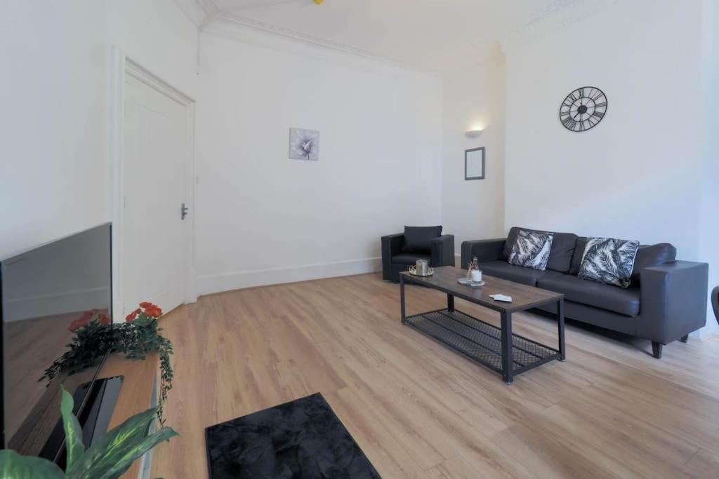 Lägenhet 2 Bed Flat In Heart Of Kilburn With Full Kitchen London