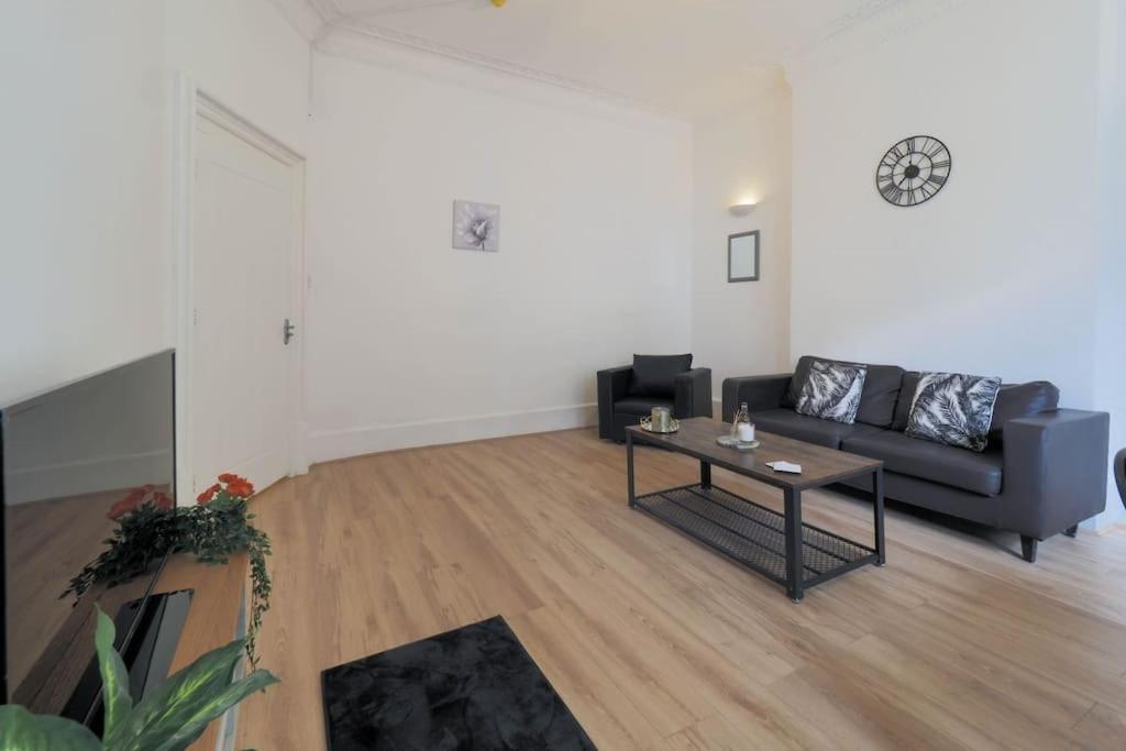 Lägenhet 2 Bed Flat In Heart Of Kilburn With Full Kitchen