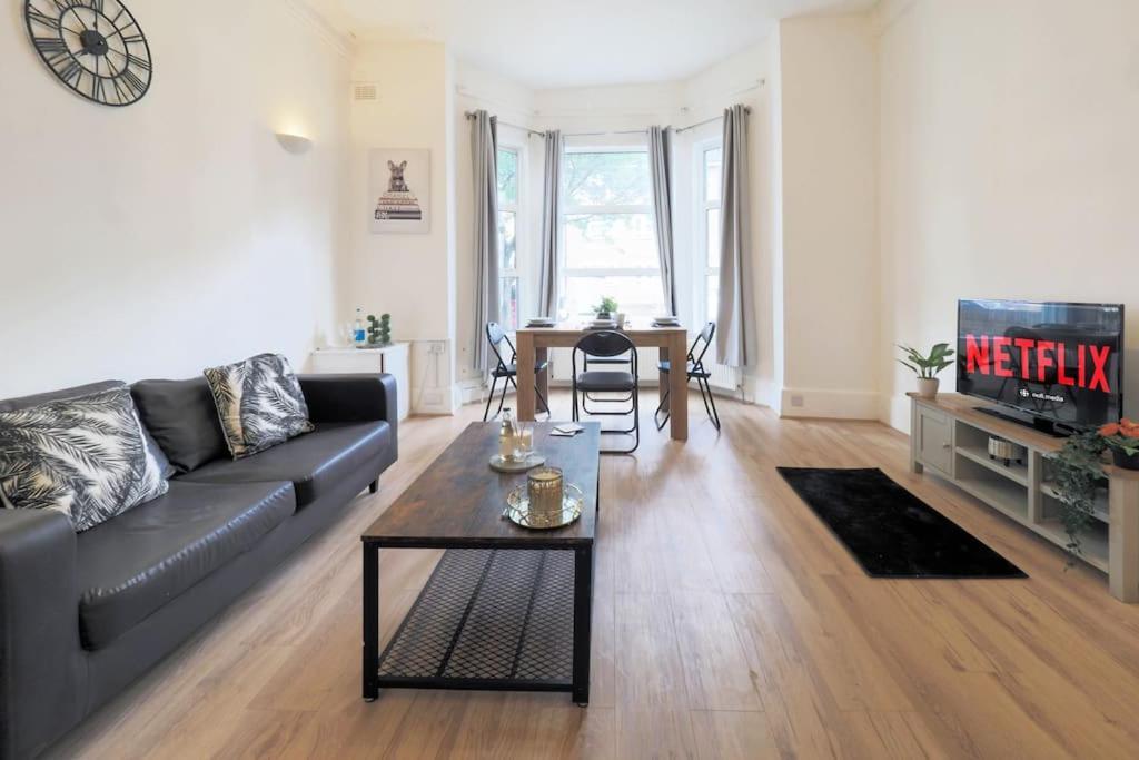 2 Bed Flat In Heart Of Kilburn With Full Kitchen Lägenhet *