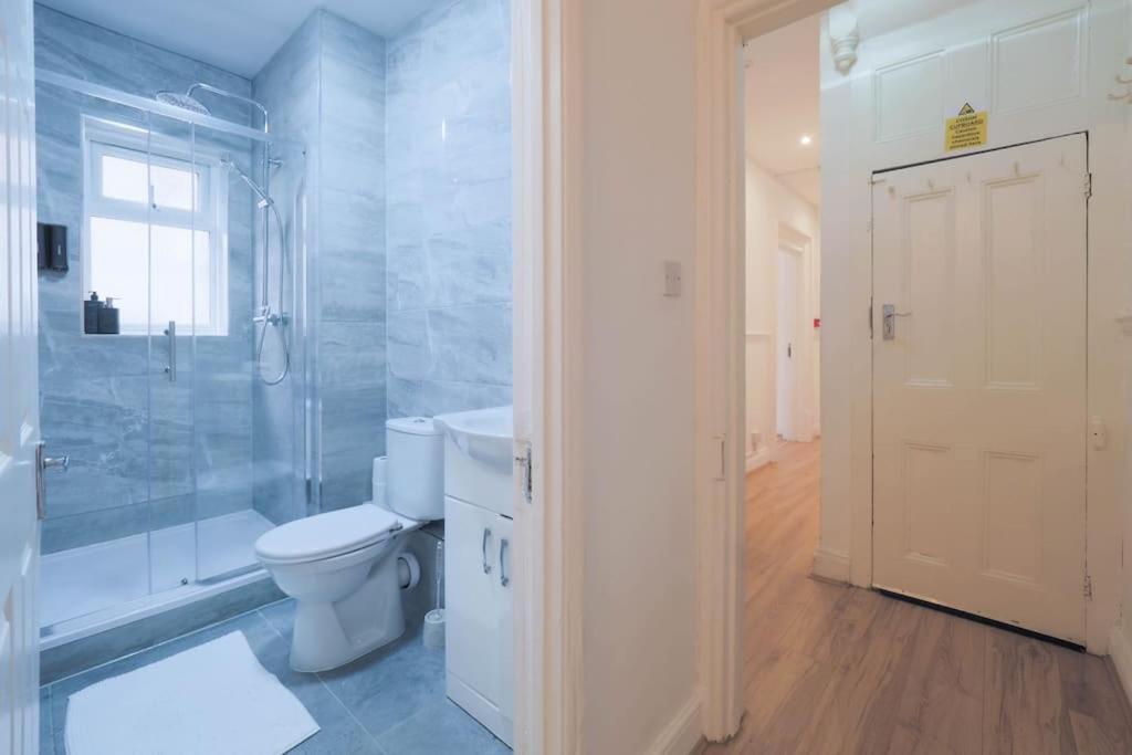 2 Bed Flat In Heart Of Kilburn With Full Kitchen Lägenhet London