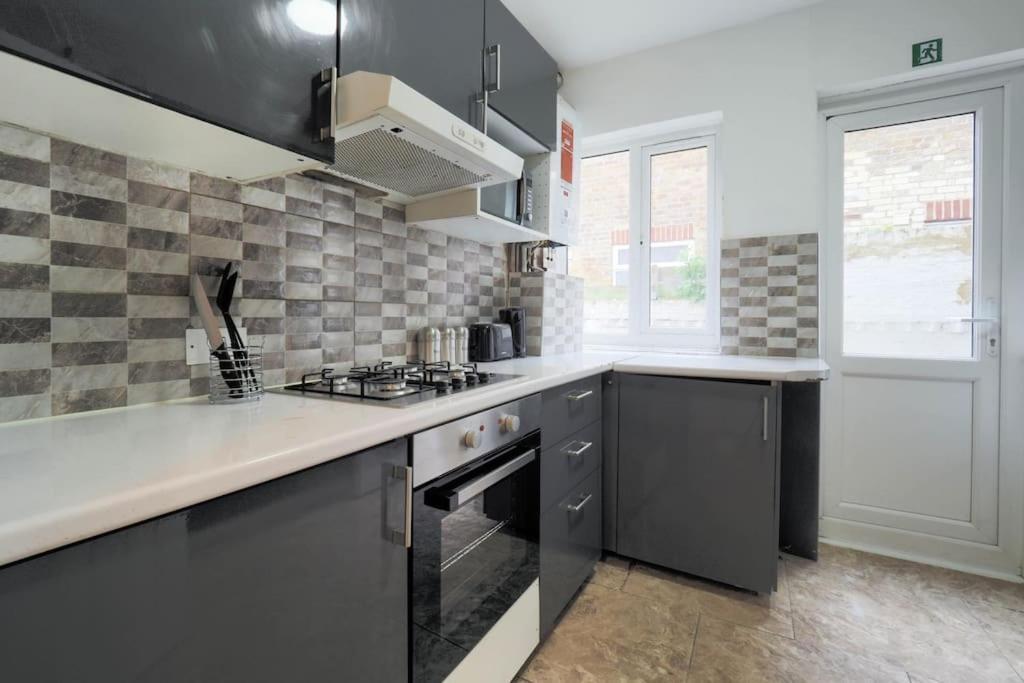 Lägenhet 2 Bed Flat In Heart Of Kilburn With Full Kitchen London