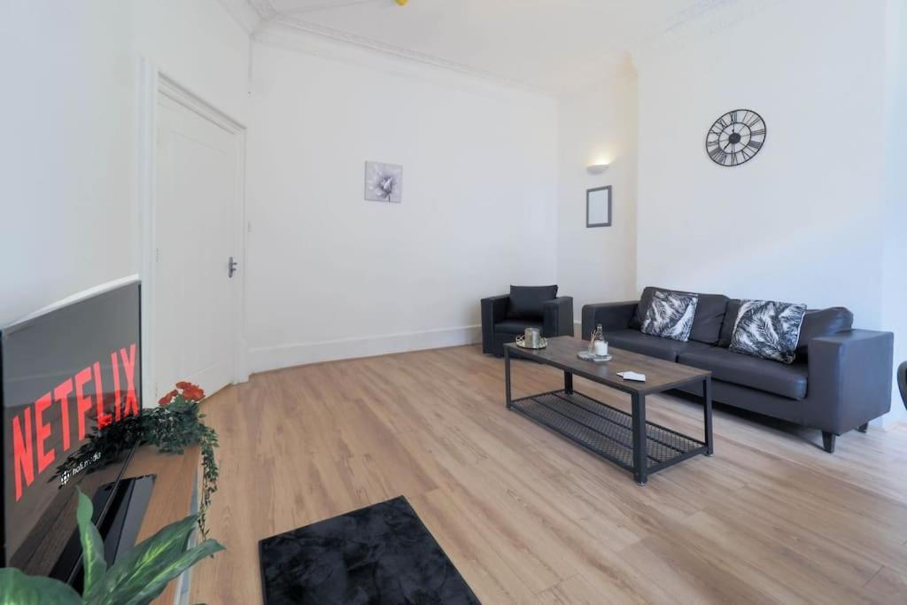 2 Bed Flat In Heart Of Kilburn With Full Kitchen Lägenhet *