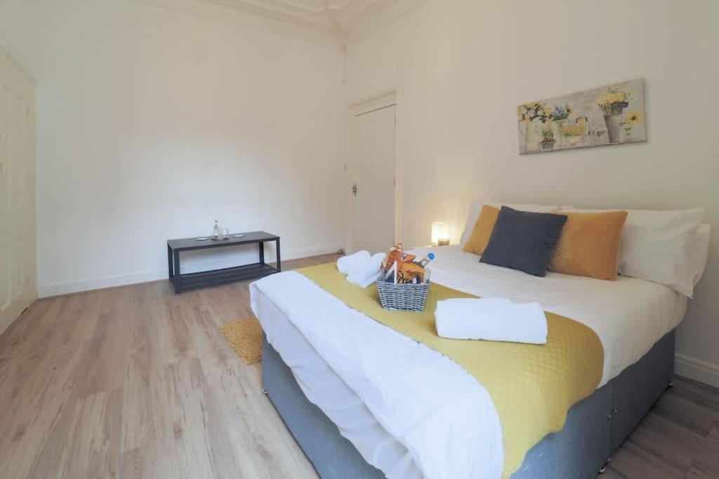 2 Bed Flat In Heart Of Kilburn With Full Kitchen Lägenhet London