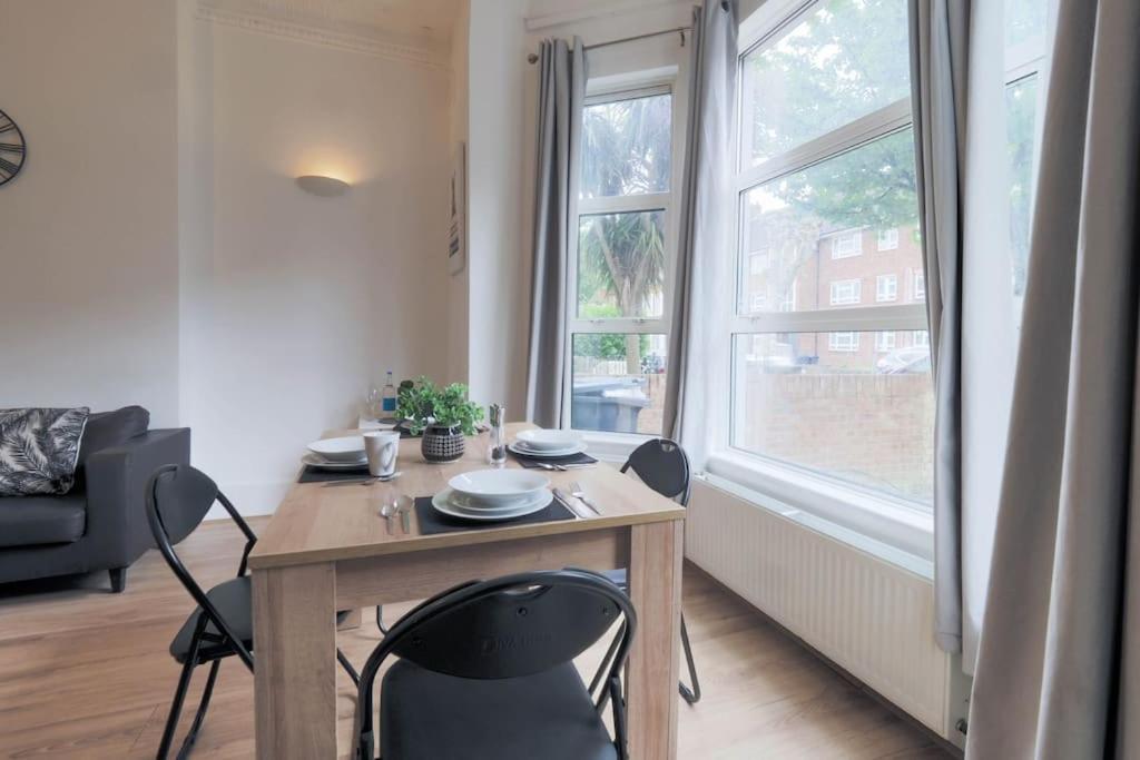 2 Bed Flat In Heart Of Kilburn With Full Kitchen Lägenhet *