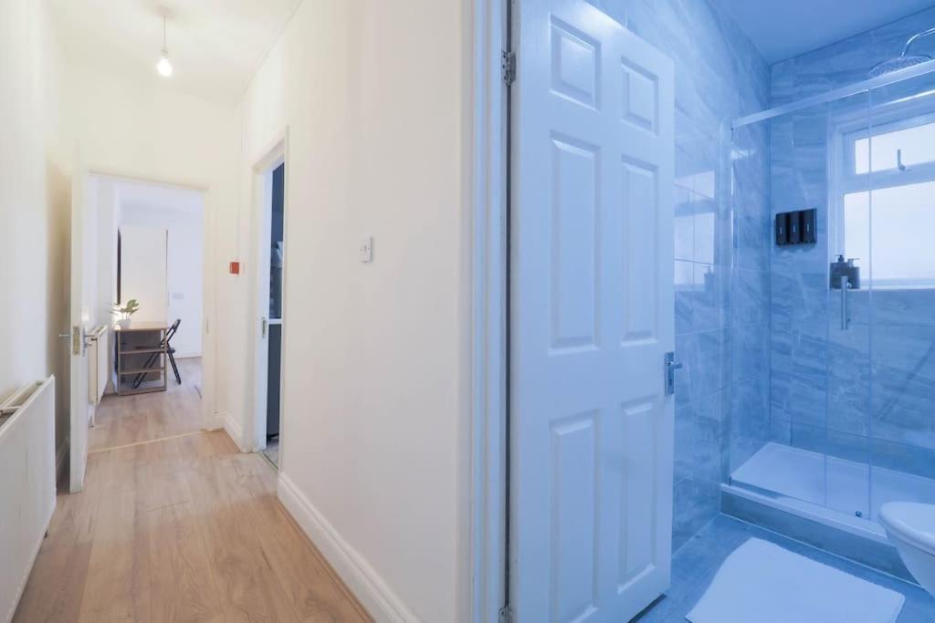Lägenhet 2 Bed Flat In Heart Of Kilburn With Full Kitchen *