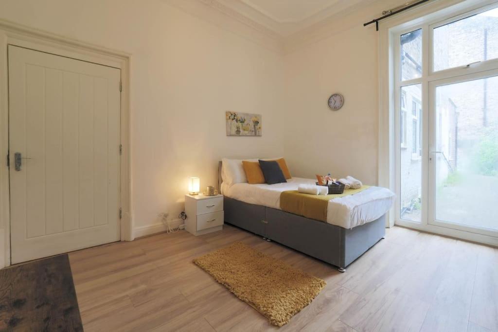 2 Bed Flat In Heart Of Kilburn With Full Kitchen Lägenhet London