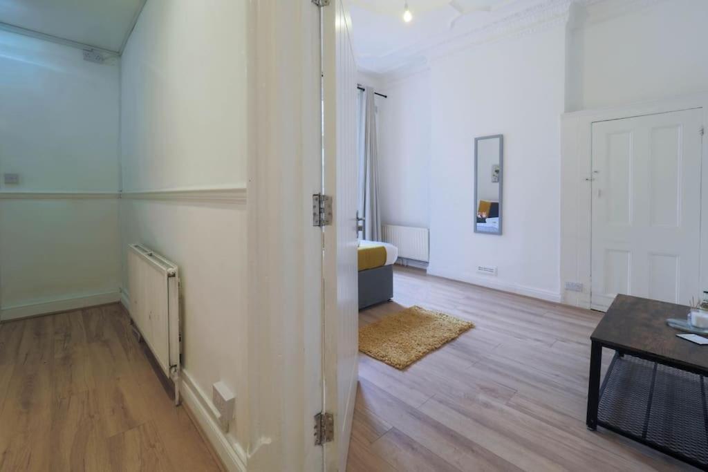 2 Bed Flat In Heart Of Kilburn With Full Kitchen Lägenhet *