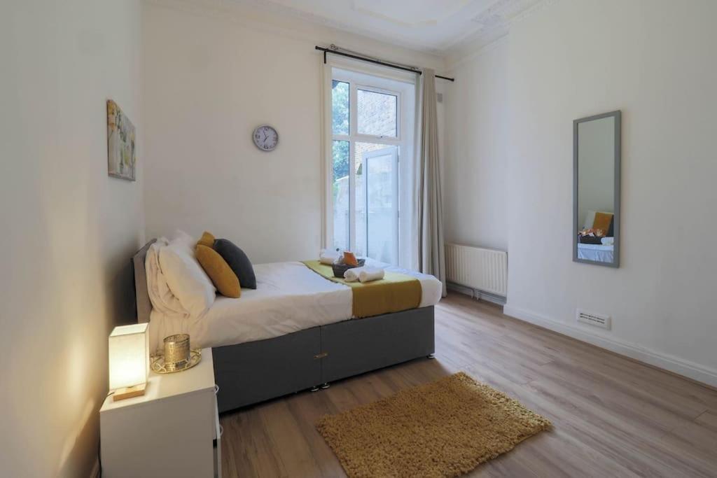 2 Bed Flat In Heart Of Kilburn With Full Kitchen Lägenhet London