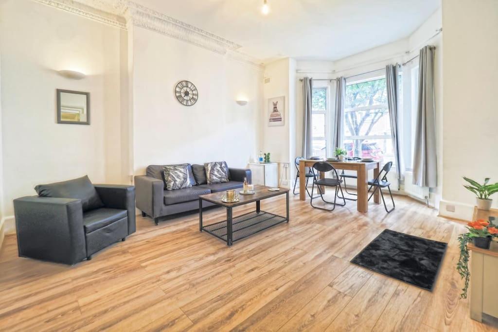 2 Bed Flat In Heart Of Kilburn With Full Kitchen Lägenhet *