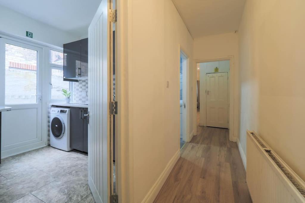 Lägenhet 2 Bed Flat In Heart Of Kilburn With Full Kitchen *