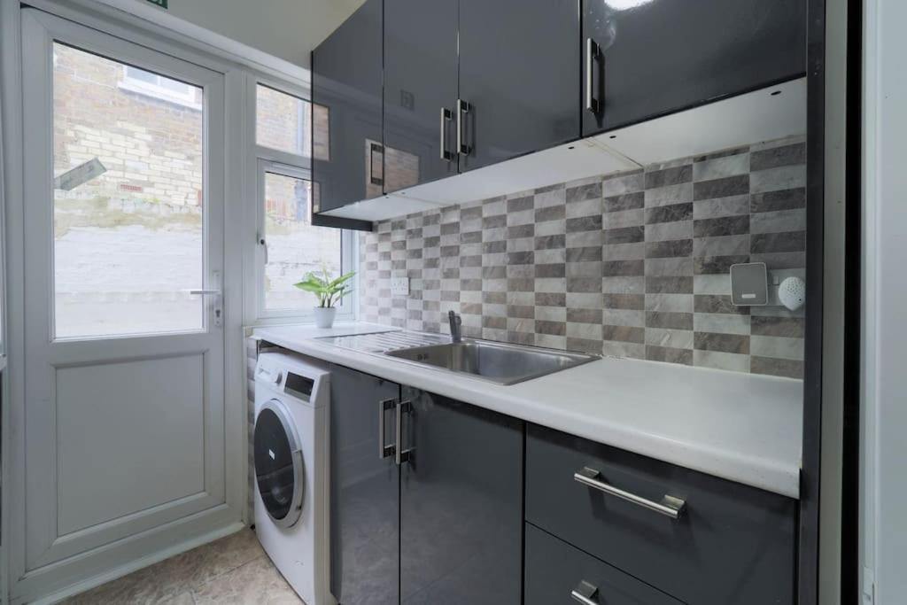 Lägenhet 2 Bed Flat In Heart Of Kilburn With Full Kitchen