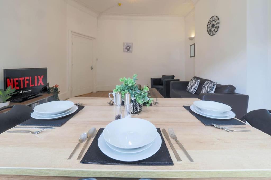 2 Bed Flat In Heart Of Kilburn With Full Kitchen Lägenhet *
