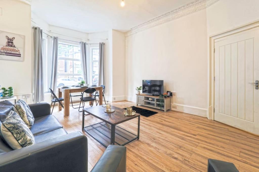 2 Bed Flat In Heart Of Kilburn With Full Kitchen Lägenhet