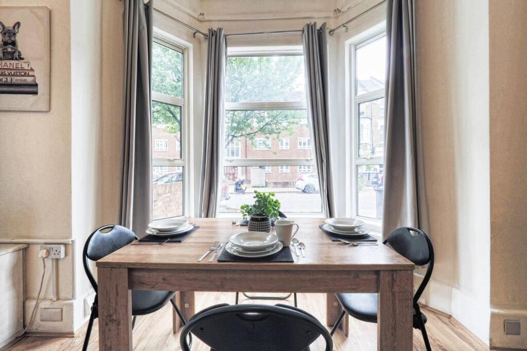 2 Bed Flat In Heart Of Kilburn With Full Kitchen Lägenhet London