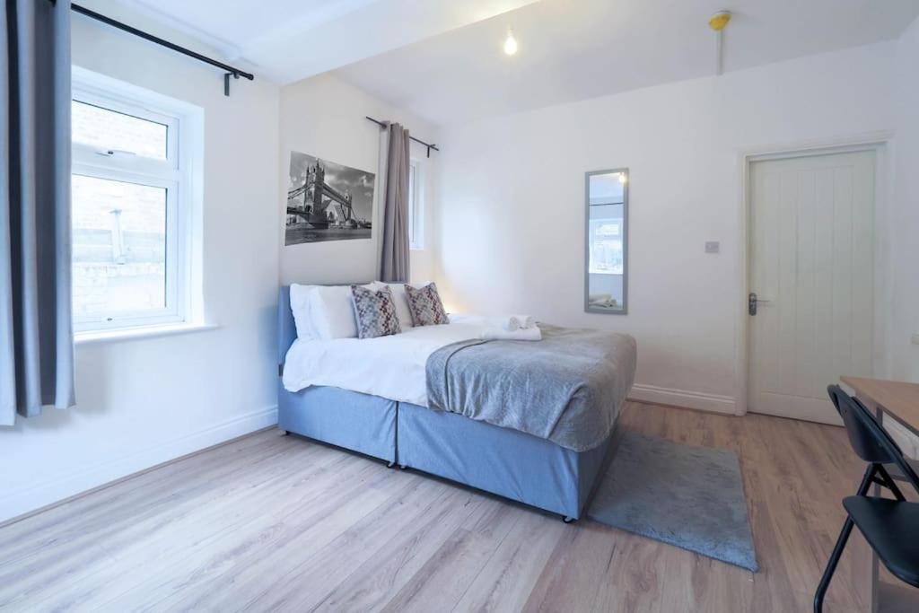 2 Bed Flat In Heart Of Kilburn With Full Kitchen Lägenhet London