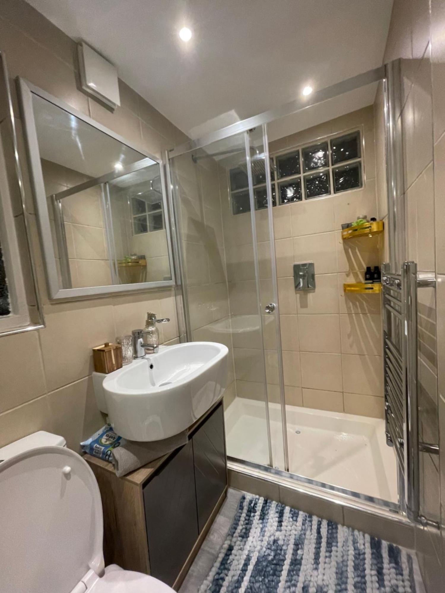 Queen Bedroom In Maida Vale Privat bolig London
