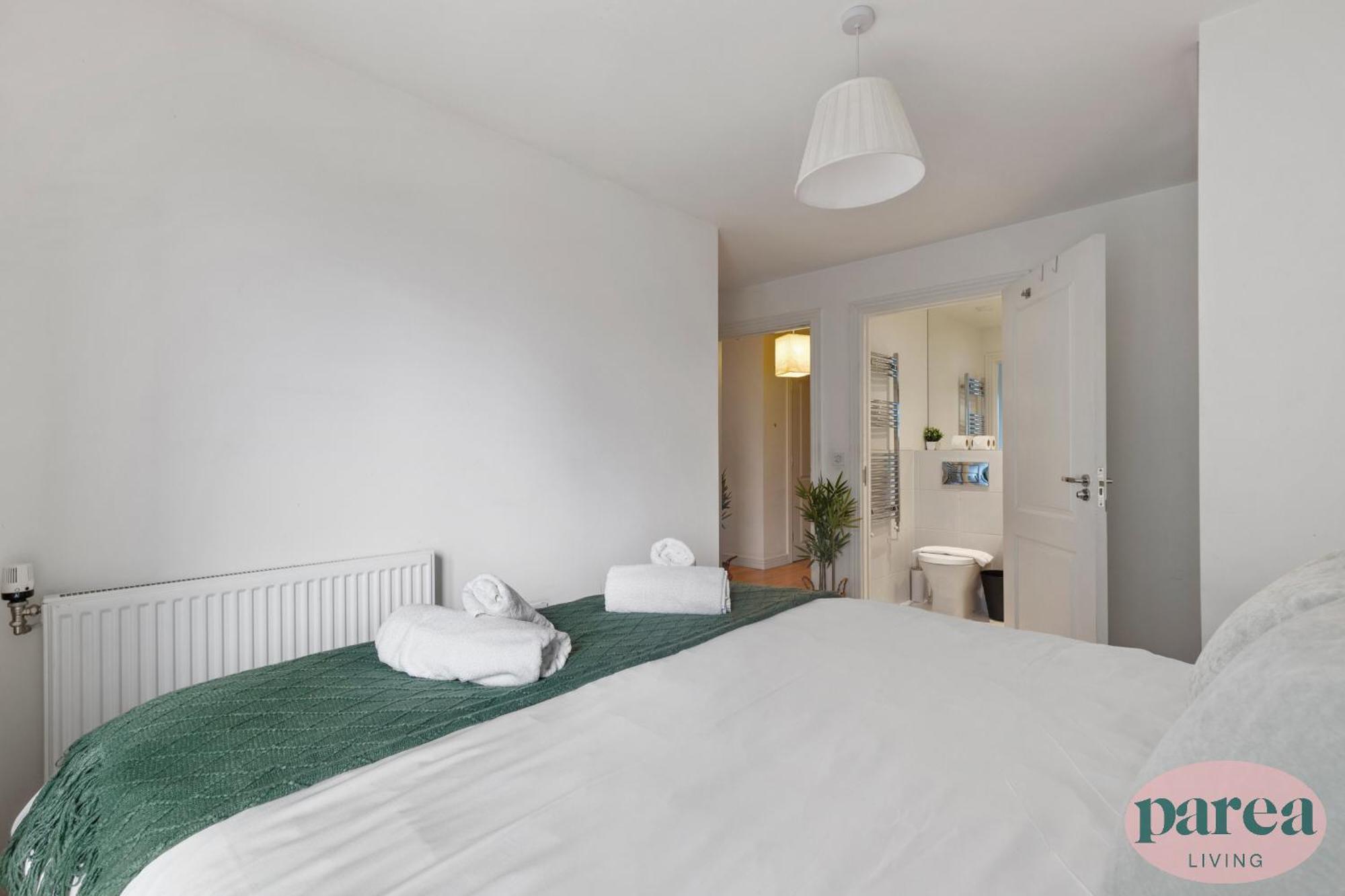Parea Living - Colorful North With Balcony Views * Londen