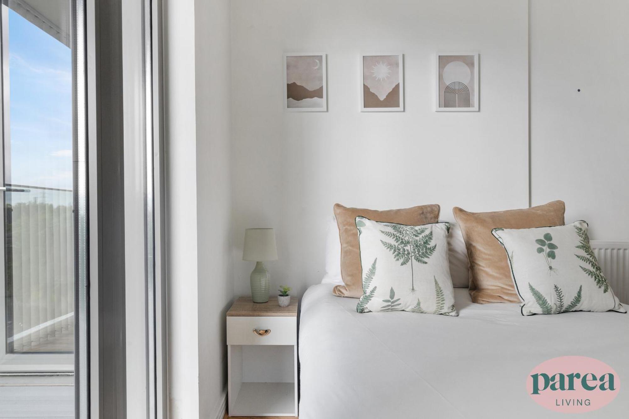 Parea Living - Colorful North With Balcony Views Londen