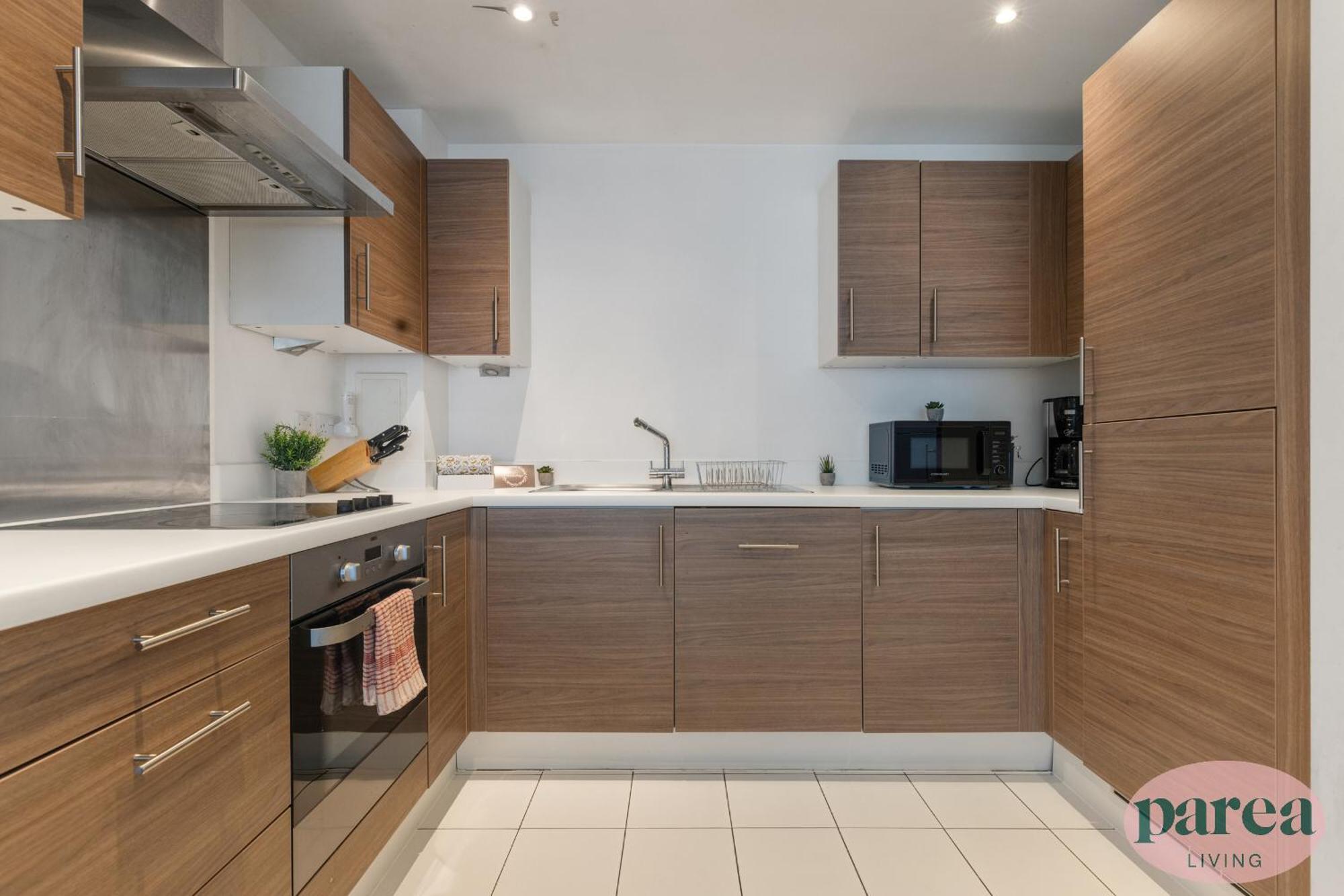 Parea Living - Colorful North With Balcony Views * Londen