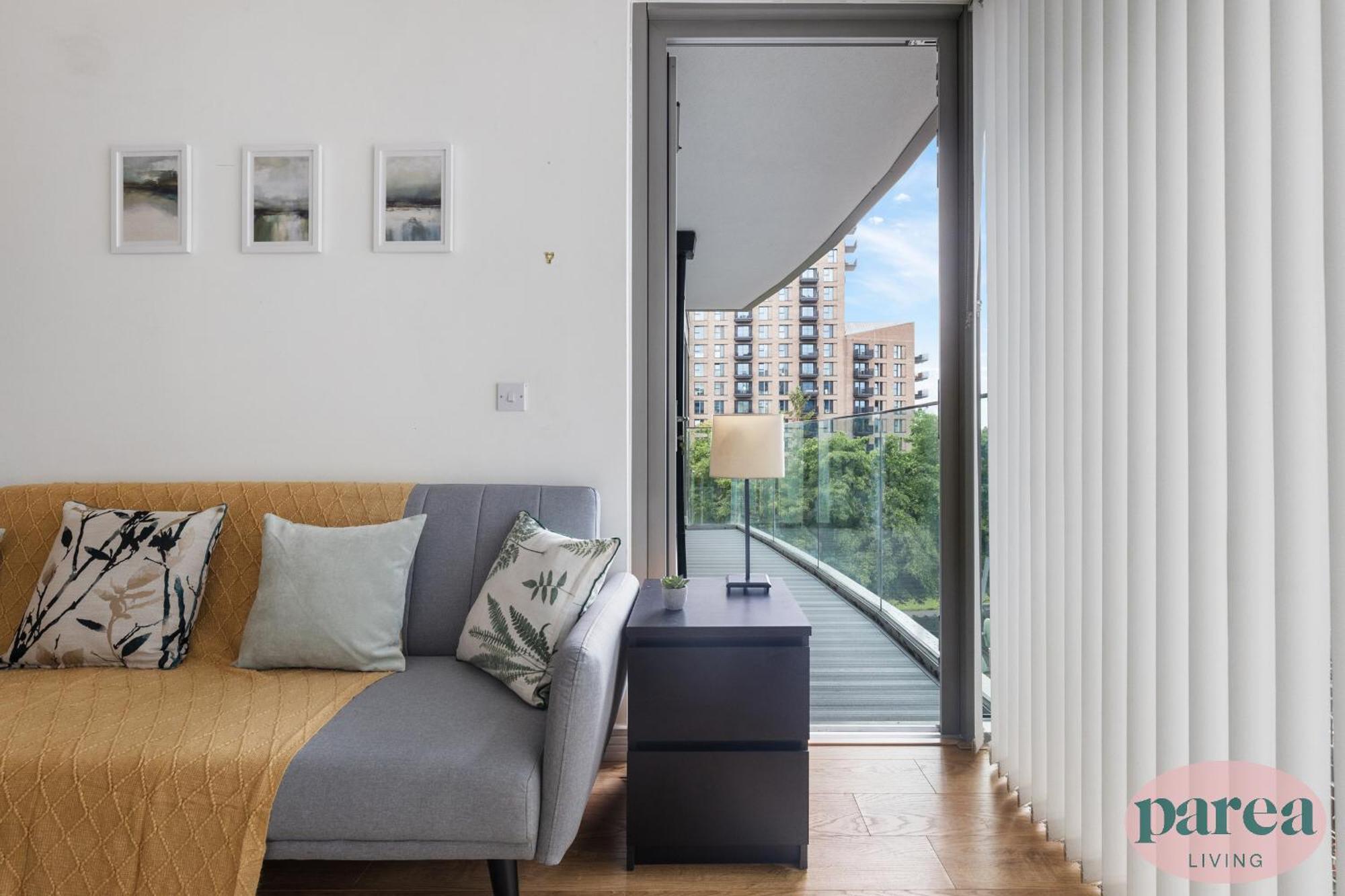 Parea Living - Colorful North With Balcony Views * Londen