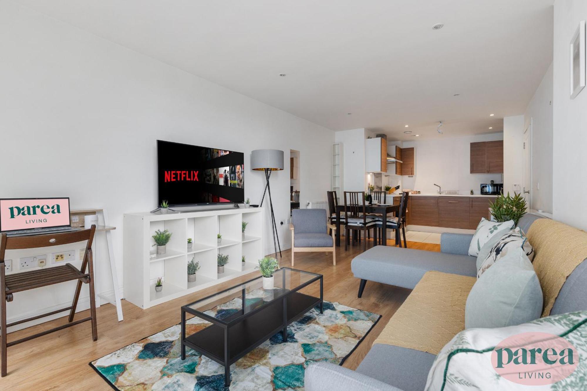 Parea Living - Colorful North With Balcony Views Londen