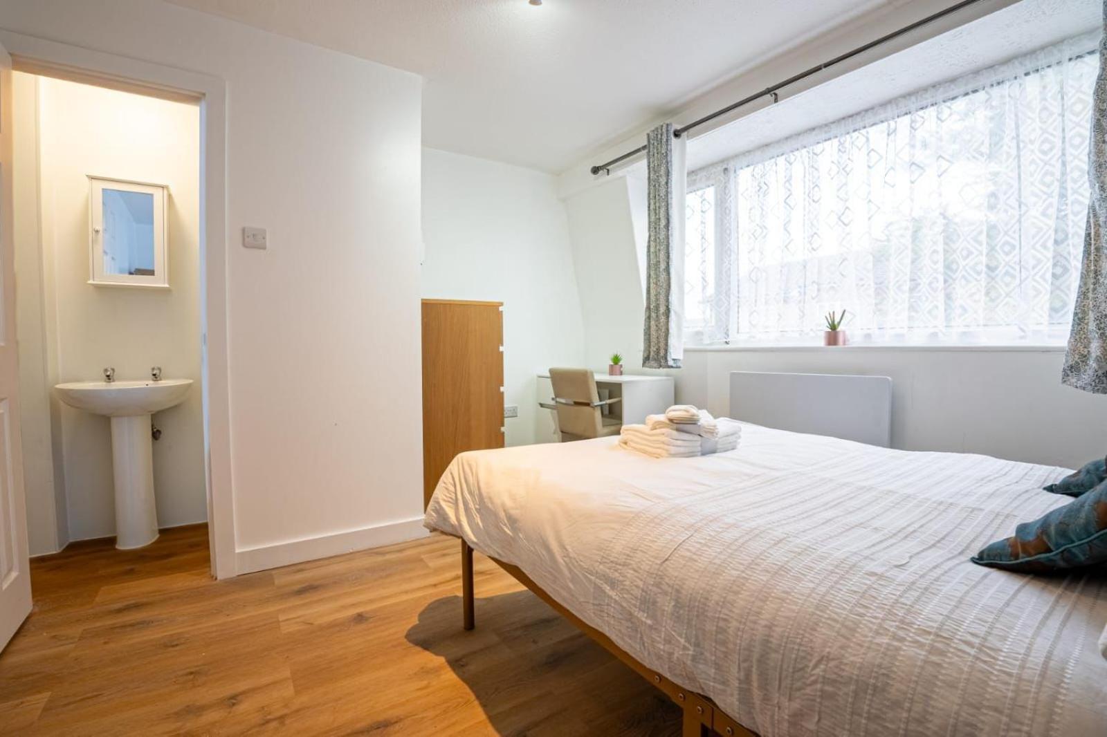 Privat overnatting Docklands Near Excel And Airport 2 Double Ensuites For Up To 4 People London