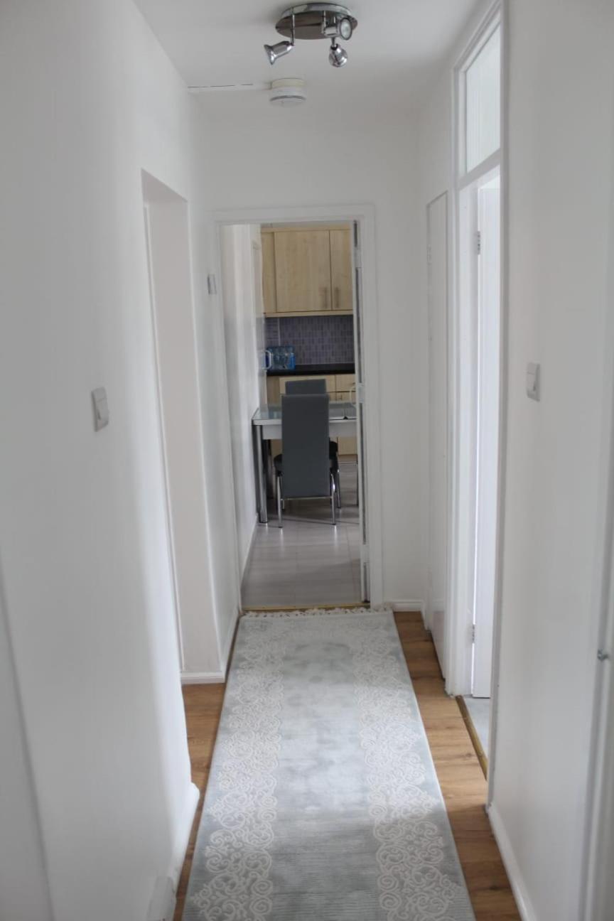 2 Bedroom Entire Flat 2 Minutes From Underground Leilighet London