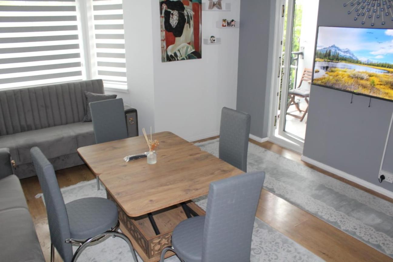 2 Bedroom Entire Flat 2 Minutes From Underground Leilighet London