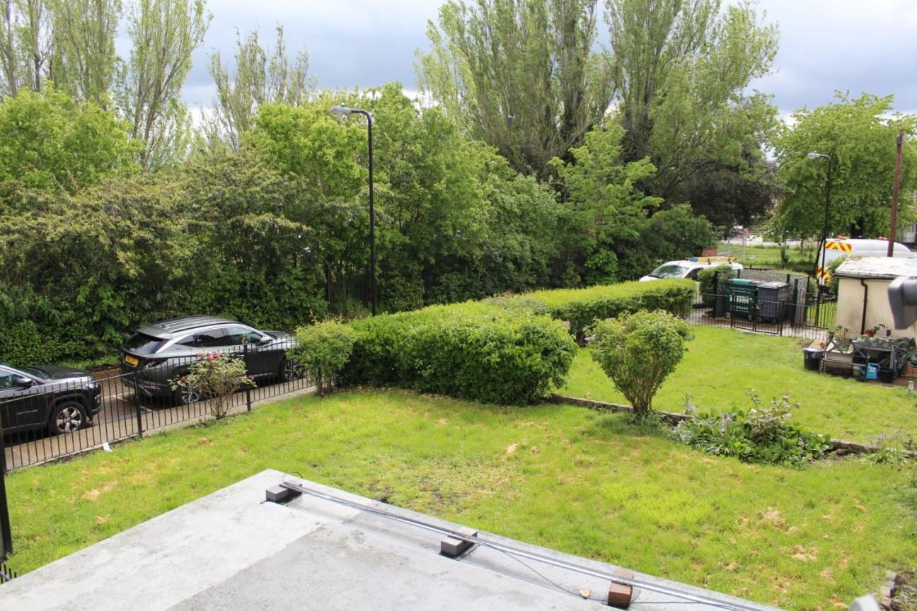2 Bedroom Entire Flat 2 Minutes From Underground Leilighet